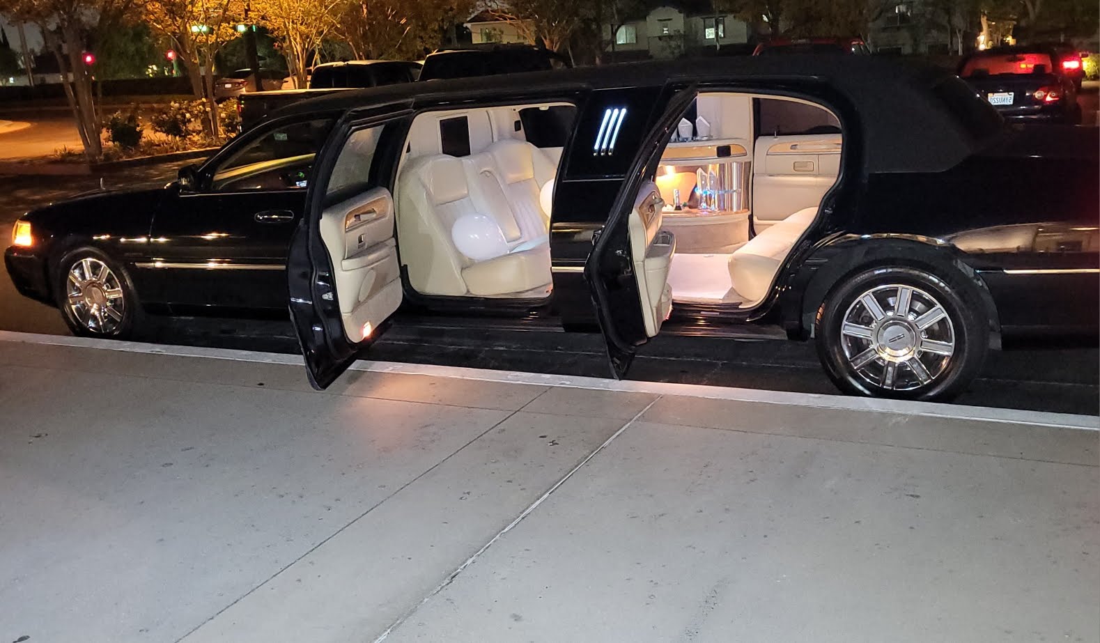 Stretch Limousine 4-6 pax           (4 Passengers Comfortably - Late Model) 